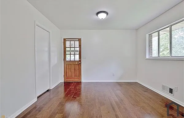 745 Anderson Dr — Photo 5