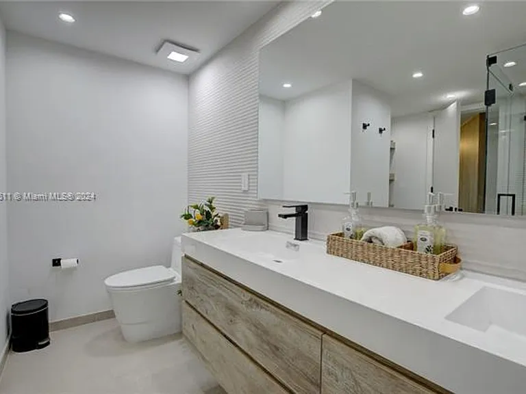 1121 Crandon Blvd #D1201 — Photo 29