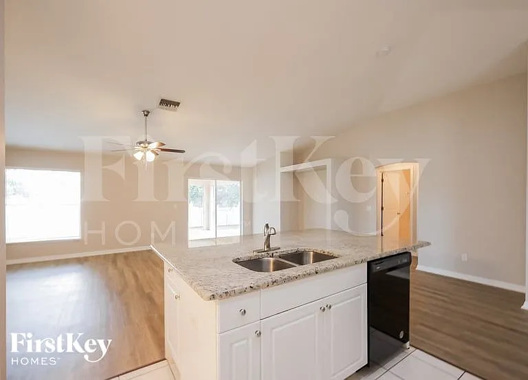 1721 SW 44th St — Photo 7