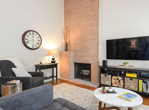3rd image of 2636 Crawford Ave