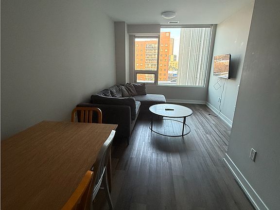 3rd image of 305 Rideau St