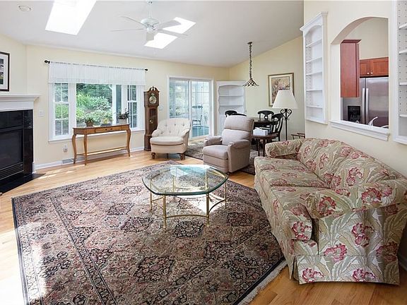 5th image of 31 Kinderwood Dr