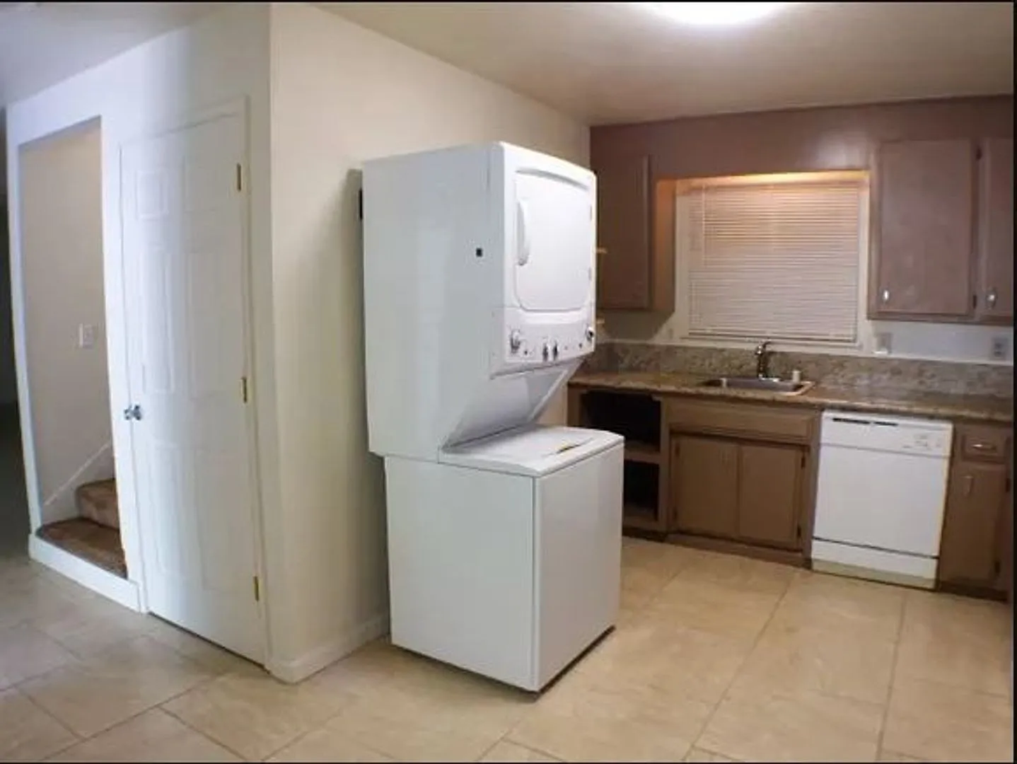 818 W 1st Street — Photo 3