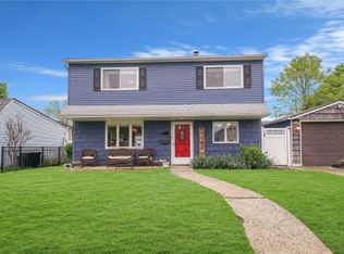 68 Gun Ln, Levittown, NY 11756