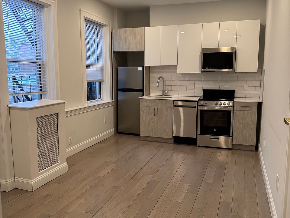2nd image of 118 Peterborough St #3