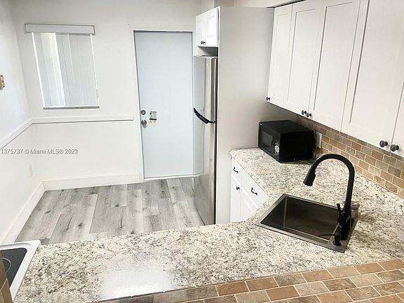 5th image of 1550 NE 191st St APT 303