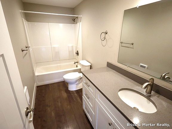 3rd image of 300 NW Santiam Blvd #308