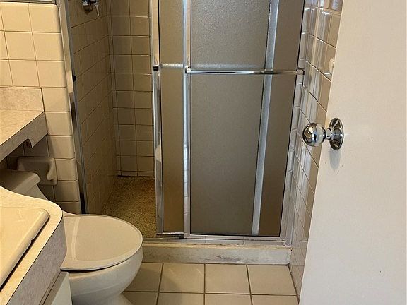 4th image of 1088 Delaware Ave