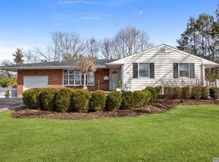 77 Hedgerow Ln, Commack, NY 11725