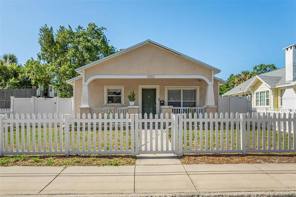 3 bed, 2.0 bath, 1200 sqft, $2,700 — Photo 1