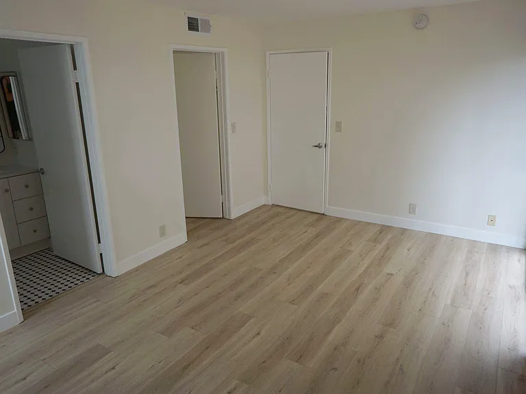 2121 Beloit Ave #206 — Photo 6