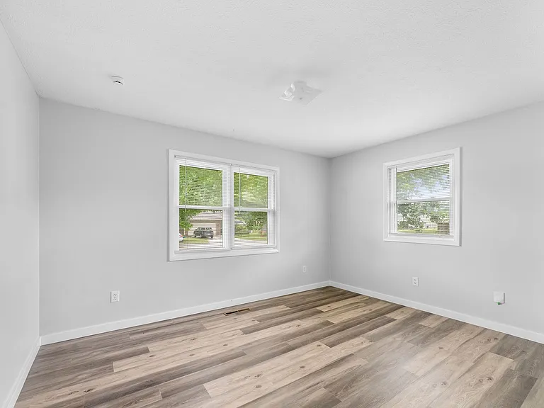 433 S Troy Ave — Photo 10
