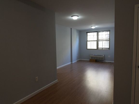 5th image of 1765 Townsend Ave APT 8I