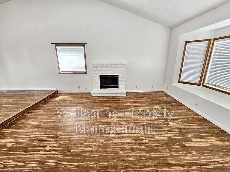 528 Heatherglen Dr — Photo 2