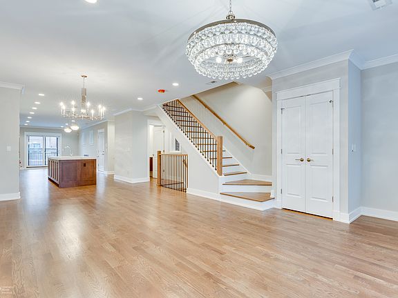 4th image of 742 W Buckingham Pl #1