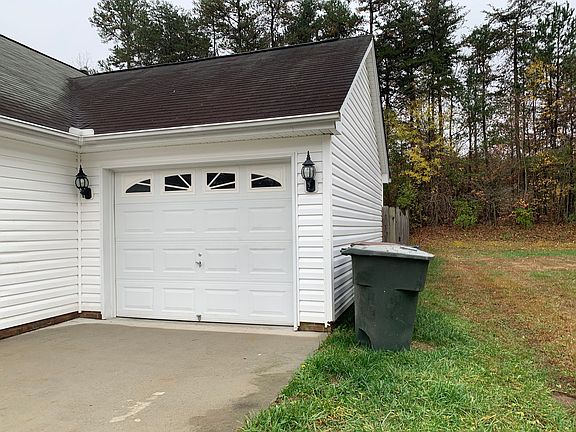 3rd image of 913 Meadow Oak Dr