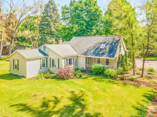 100 Melody Ln, Van Buren Township, MI 48111