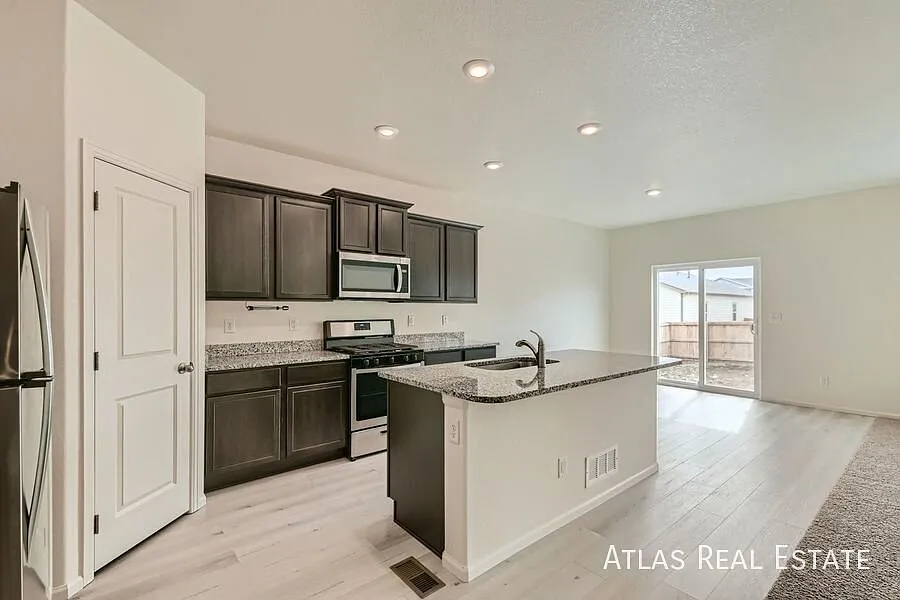 4 Weeks Free Rent If Moved In By 9/30! Bright 3bd/2ba Ranch In Desirable Hidden Valley Neighborhood — Photo 3
