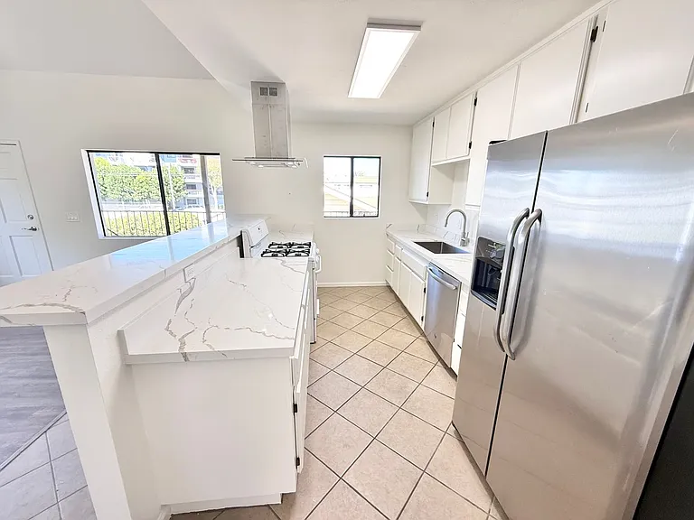 385 Loma — Photo 3