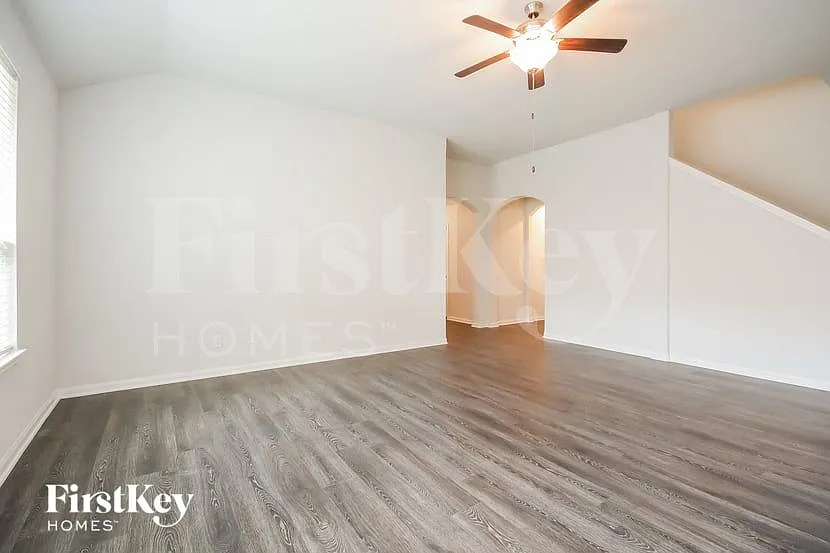 3 bed, 2.0 bath, 2007 sqft, $2,230 — Photo 4