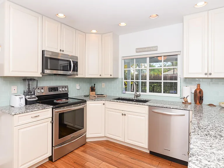 4051 NE Breakwater Dr — Photo 40
