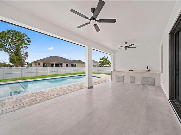 5th image of 224 Chiquita Blvd N