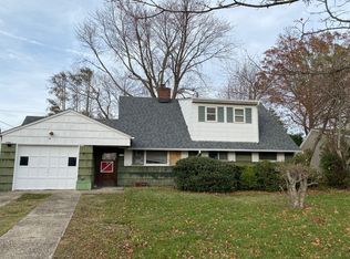 17 Windmill Ln, Levittown, NY 11756
