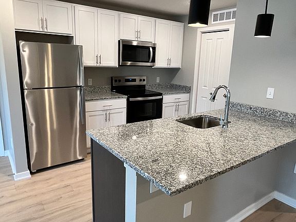 3rd image of 125 Lakeview Blvd #2