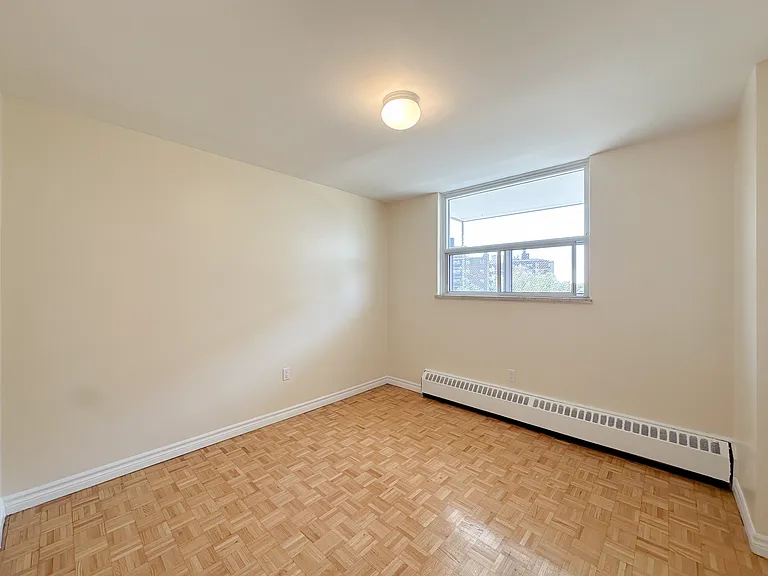 25 Paisley Blvd W — Photo 8