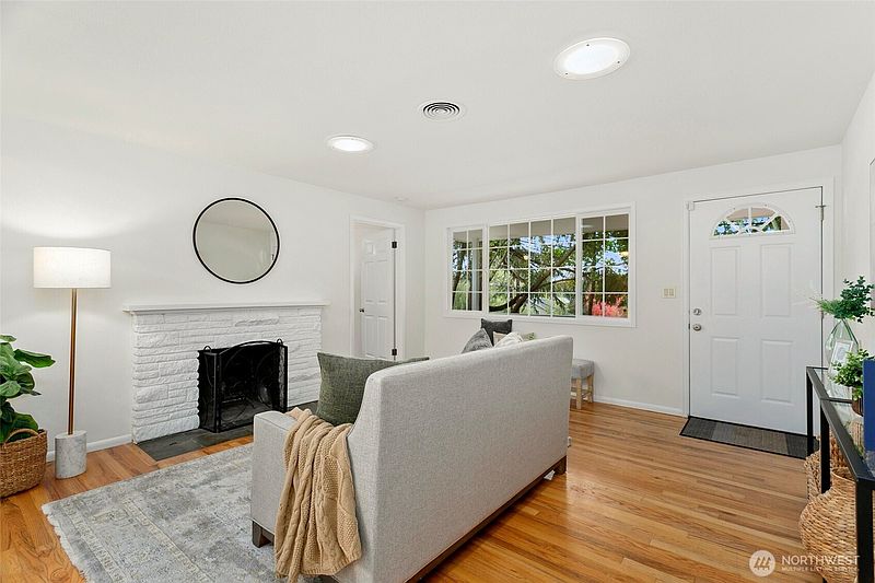 3rd image of 11357 25th Avenue NE