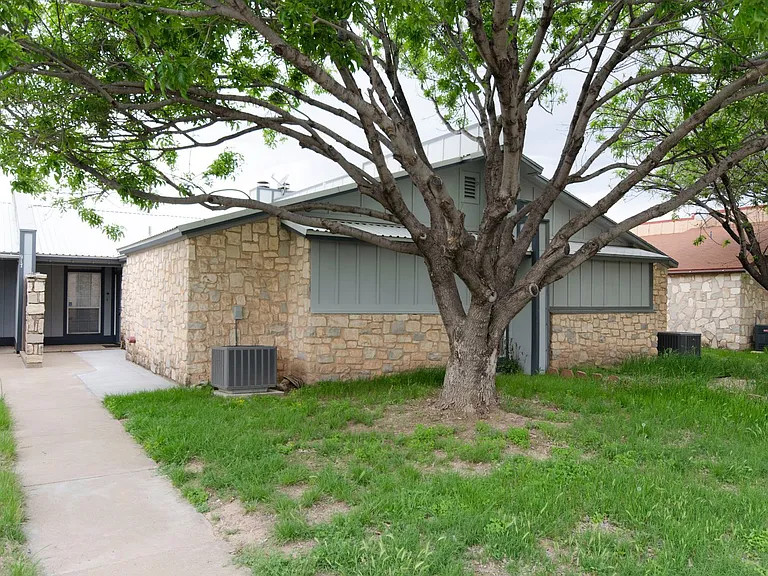 915 Todd Ln — Photo 16