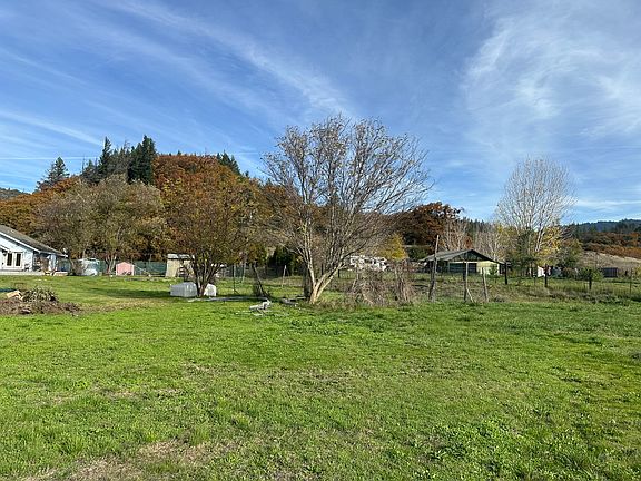 3rd image of 581 Garrett Rd #2
