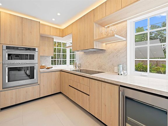 5th image of 823 NE 72nd St