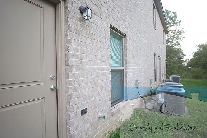 915 Dr Martin Luther King Jr Dr #C — Photo 2