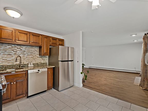 5th image of 88 Edgelawn Ave APT 8