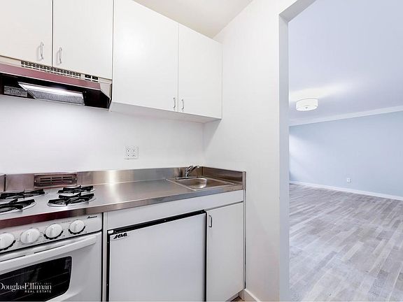 5th image of 60 9th Ave Unit 308