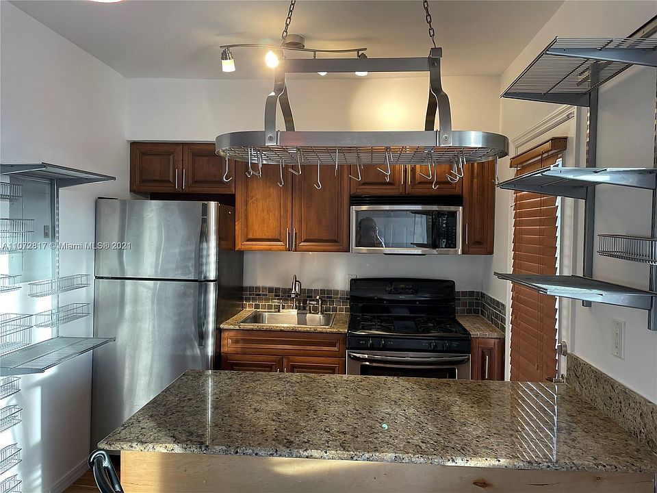 1st image of 6 Bay Dr #6