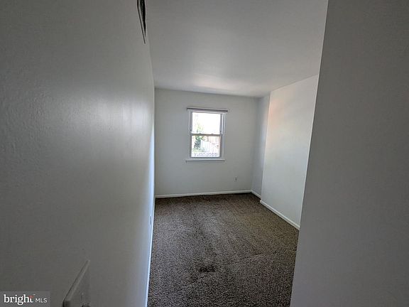 4th image of 525 W 3rd St
