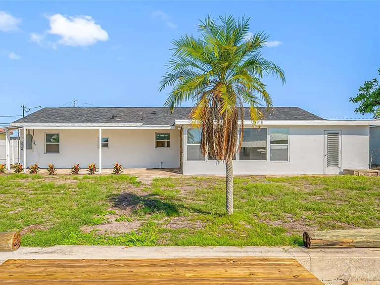 7930 Causeway Blvd S — Photo 47
