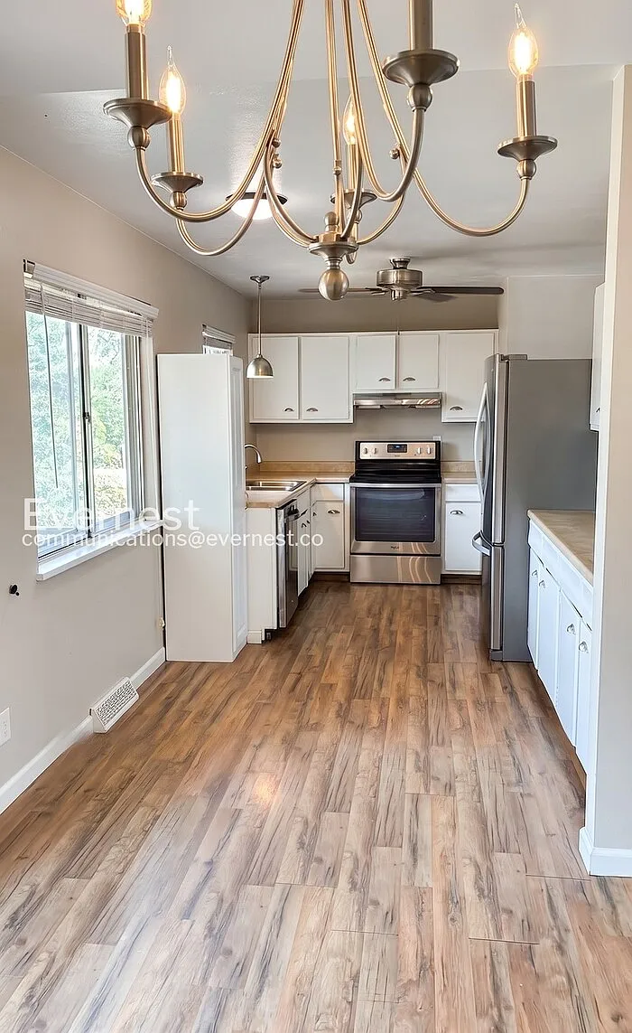 4 bed, 2.5 bath, 1800 sqft, $2,525 — Photo 4