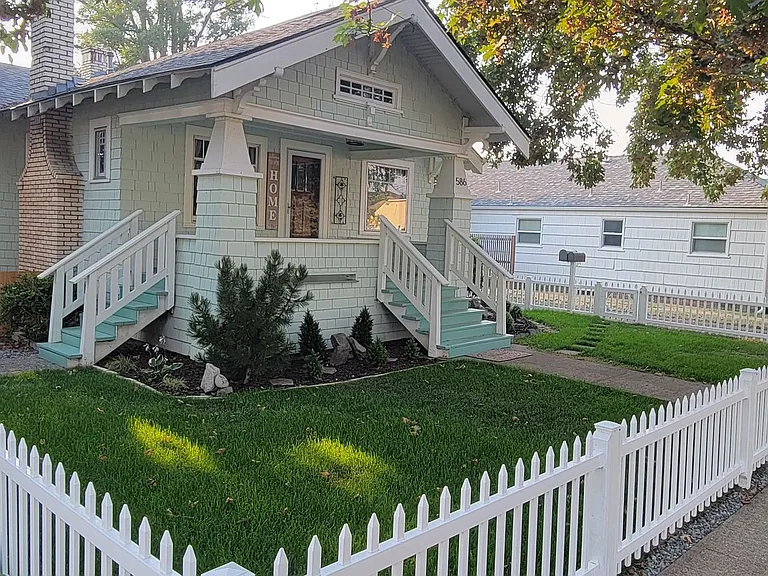 586 Grove St — Photo 3