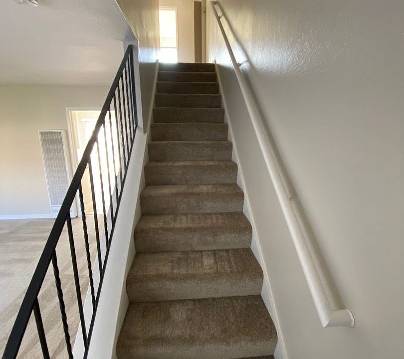 1st image of 975 Elgin St #975