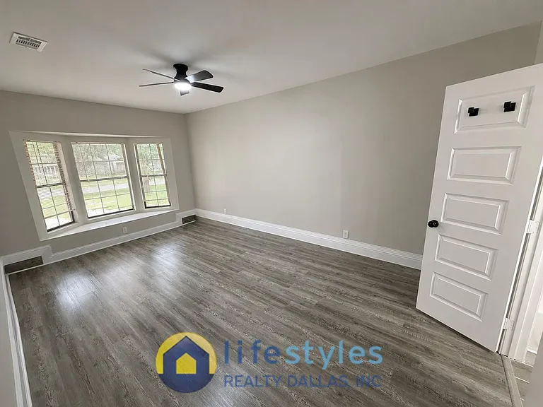 517 Cherry Ln — Photo 3