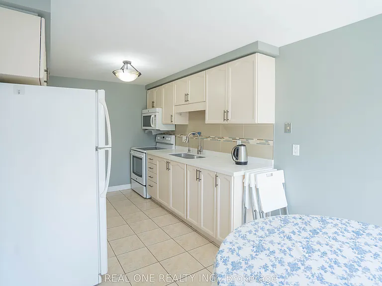 407 Downsview Pl — Photo 4