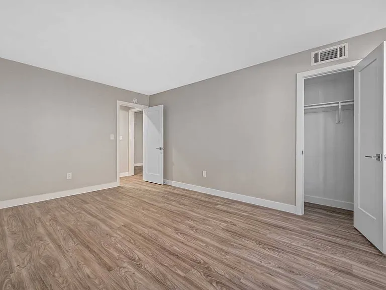Los Robles Apartments — Photo 13