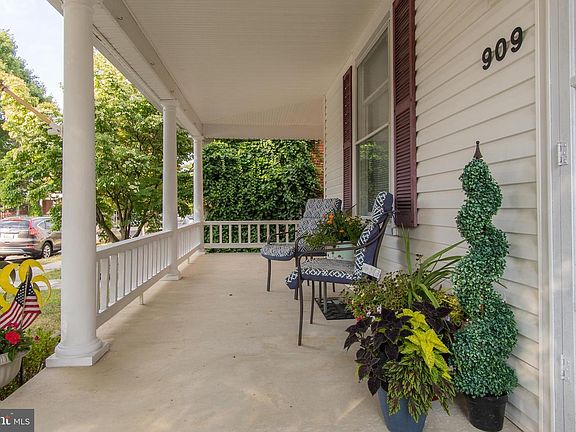 5th image of 909 Mulberry Ave