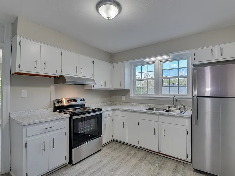 Upgraded kitchen, stainless, new floors