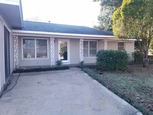 572 Sharon Ln, Ozark, AL 36360