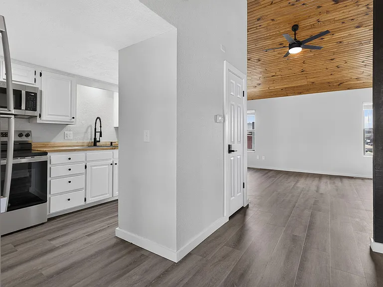 1030 E Elm St — Photo 9