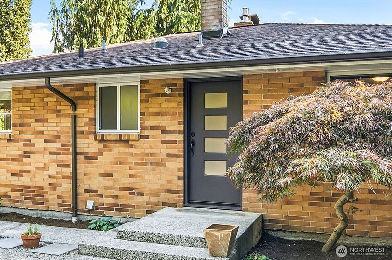 3rd image of 629 SW 3rd Place